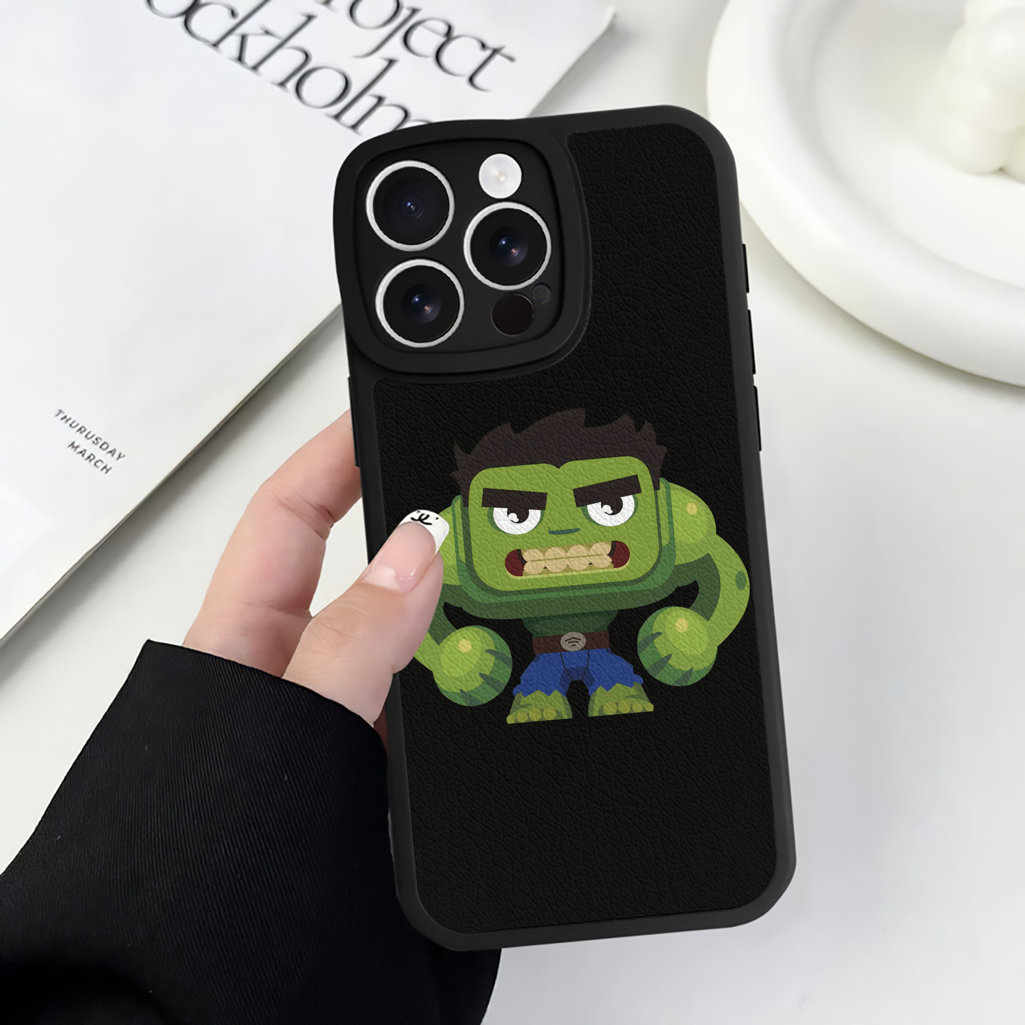 （画像用） アベンジャーズ The Avengers 【iPhone 16シリーズ対応】シリコンスマホケース（レザー調） 材質：シリコン